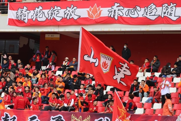 主場上萬名球迷的吶喊助威，給山東體彩女足征戰(zhàn)女超增添了能量與動力