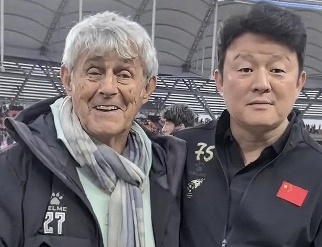 有點(diǎn)像？米盧差點(diǎn)將青島籍演員張磊誤認(rèn)為是孫繼海